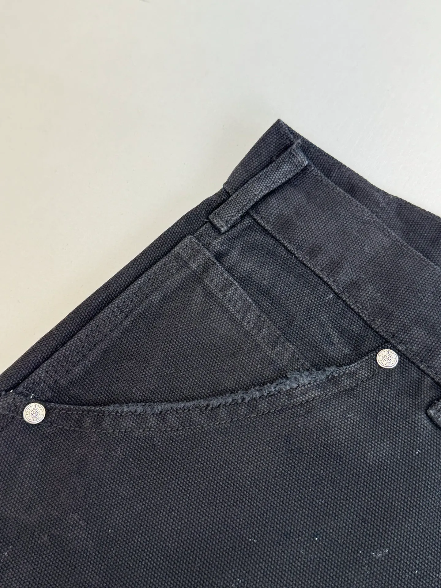 P670 Chrome Heart*/Chrome Heart CH leather work jeans are made of twill high-ounce washed denim fabric, exclusive ch-specific logging overalls pattern (not Levi's Vintage) custom-woven and dyed fabric, and the two-color cross is cowhide + sheepskin (all leather imported from Italy is custom-dyed separately, with consistent texture and no color difference). The stitch length, thread color, and wiring of the car are exactly the same. The inner lining is jacquard, with embroidery on the waist, 925 silver hardware, and heavy-duty washing and manual polishing.  Size: 32/34/36/38